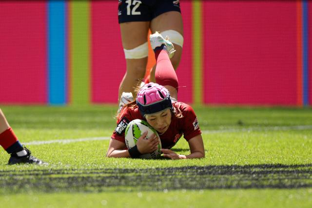Japan's Mei Ohtani scores a try during the 5th place Semi Final HSBC World Rugby Sevens Series women's rugby match between Japan and Great Britain at the DHL stadium in Cape Town on December 7, 2025. (Photo by GIANLUIGI GUERCIA / AFP)