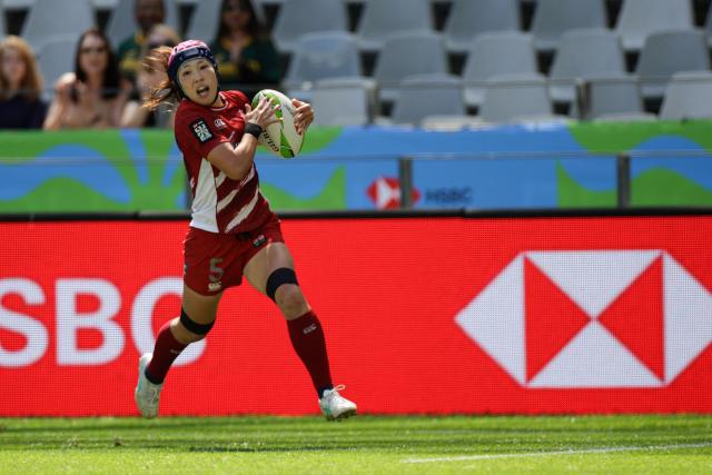 Japan's Mei Ohtani runs with the ball to score a try during the 5th place Semi Final HSBC World Rugby Sevens Series women's rugby match between Japan and Great Britain at the DHL stadium in Cape Town on December 7, 2025. (Photo by GIANLUIGI GUERCIA / AFP)