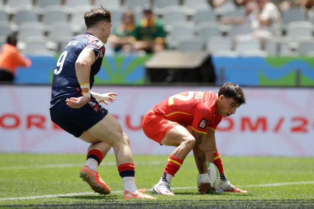 Spain's Gabriel Rocaries scores a try during the 5th place Semi Final HSBC World Rugby Sevens Series men's rugby match between Spain and Great Britain at the DHL stadium in Cape Town on December 7, 2025. (Photo by GIANLUIGI GUERCIA / AFP)