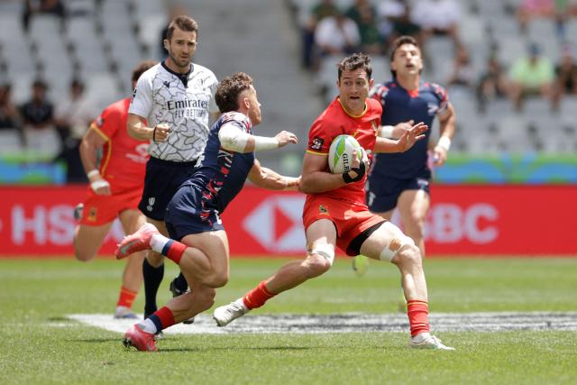 Spain's Angel Bozal runs with the ball during the 5th place Semi Final HSBC World Rugby Sevens Series men's rugby match between Spain and Great Britain at the DHL stadium in Cape Town on December 7, 2025. (Photo by GIANLUIGI GUERCIA / AFP)