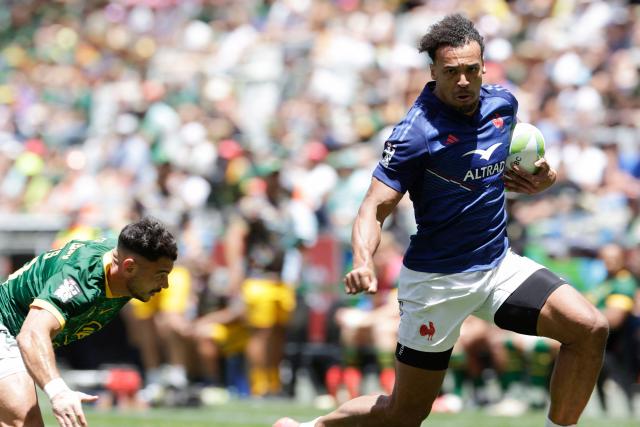 France's Jordan Sepho scores a try during the Semi Final HSBC World Rugby Sevens Series men's rugby match between South Africa and France at the DHL stadium in Cape Town on December 7, 2025. (Photo by GIANLUIGI GUERCIA / AFP)