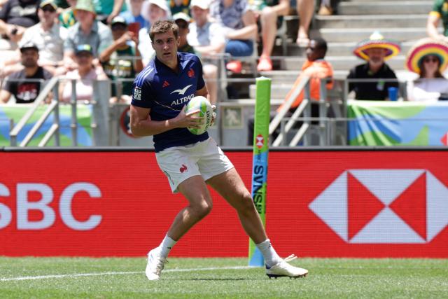 France's Josselin Bouhier scores a try during the Semi Final HSBC World Rugby Sevens Series men's rugby match between South Africa and France at the DHL stadium in Cape Town on December 7, 2025. (Photo by GIANLUIGI GUERCIA / AFP)