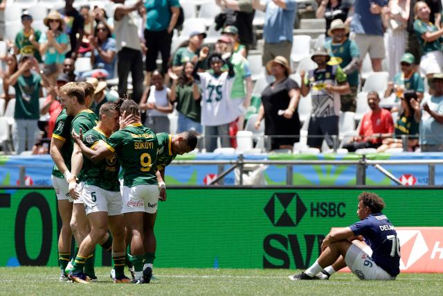 TOPSHOT - South Africa players (L) celebrate their victory against France during the Semi Final HSBC World Rugby Sevens Series men's rugby match between South Africa and France at the DHL stadium in Cape Town on December 7, 2025. (Photo by GIANLUIGI GUERCIA / AFP)