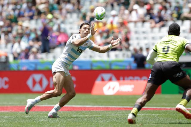 Argentina's Marcos Moneta catches the ball during the Semi Final HSBC World Rugby Sevens Series men's rugby match between Argentina and Fiji at the DHL stadium in Cape Town on December 7, 2025. (Photo by GIANLUIGI GUERCIA / AFP)