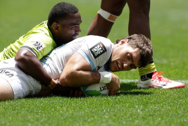 TOPSHOT - Argentina's Santiago Alvarez scores a try during the Semi Final HSBC World Rugby Sevens Series men's rugby match between Argentina and Fiji at the DHL stadium in Cape Town on December 7, 2025. (Photo by GIANLUIGI GUERCIA / AFP)