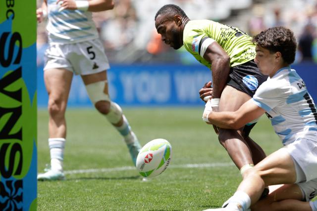 Fiji's Viwa Naduvalo scores a try during the Semi Final HSBC World Rugby Sevens Series men's rugby match between Argentina and Fiji at the DHL stadium in Cape Town on December 7, 2025. (Photo by GIANLUIGI GUERCIA / AFP)