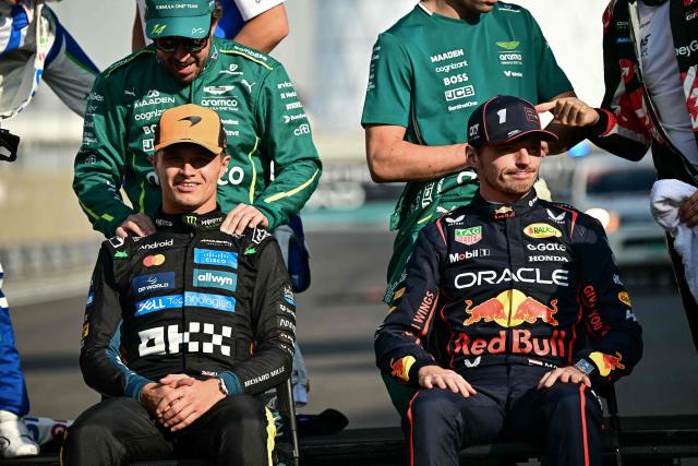 Aston Martin's Spanish driver Fernando Alonso (L-back), McLaren's British driver Lando Norris (L) and Red Bull Racing's Dutch driver Max Verstappen pose for a group photo with other drivers ahead of the Abu Dhabi Formula One Grand Prix at the Yas Marina Circuit in Abu Dhabi on December 7, 2025. (Photo by Giuseppe CACACE / AFP)