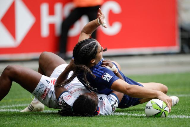 TOPSHOT - France's Kelly Arbey scores a try during the 3rd place Play-Off of the HSBC World Rugby Sevens Series women's rugby match between France and USA at the DHL stadium in Cape Town on December 7, 2025. (Photo by GIANLUIGI GUERCIA / AFP)