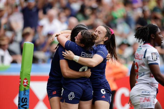 France players celebrate their victory against USA during the 3rd place Play-Off of the HSBC World Rugby Sevens Series women's rugby match between France and USA at the DHL stadium in Cape Town on December 7, 2025. (Photo by GIANLUIGI GUERCIA / AFP)