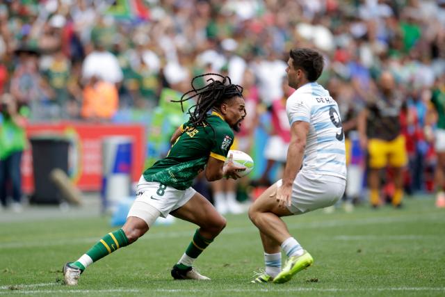 South Africa's Selvyn Davids runs with theh ball during the Men's Cup Finals of the HSBC World Rugby Sevens Series men's rugby match between South Africa and Argentina at the DHL stadium in Cape Town on December 7, 2025. (Photo by GIANLUIGI GUERCIA / AFP)