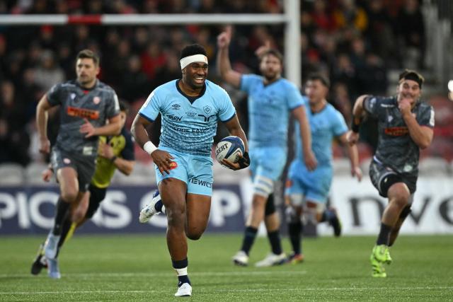 Castres' Fijian centre Vuate Karawalevu breaks away to score the first try during the European Rugby Champions Cup pool 2 rugby union match between Gloucester and Castres Olympique at the Kingsholm Stadium in Gloucester on December 7, 2025 (Photo by JUSTIN TALLIS / AFP)