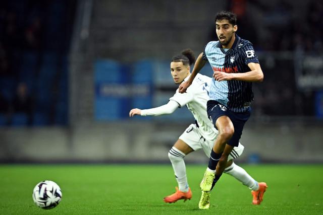 Le Havre’s French defender #18 Yanis Zouaoui (R) and Paris Fc’s French midfielder #10 Ilan Kebbal fightsЎ for the ball during the French L1 football match between Le Havre AC and Paris FC at the Oceane stadium in Le Havre, north-western France, on December 7, 2025. (Photo by Lou BENOIST / AFP)
