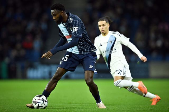 Le Havre’s Senegalese forward #45 Issa Soumare (L) and Paris Fc’s French midfielder #10 Ilan Kebbal fight for the ball during the French L1 football match between Le Havre AC and Paris FC at the Oceane stadium in Le Havre, north-western France, on December 7, 2025. (Photo by Lou BENOIST / AFP)