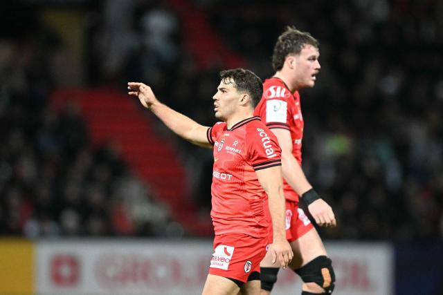Toulouse’s French scrum-half Antoine Dupont (L) reacts during the European Rugby Champions Cup rugby union match between Stade Toulousain Rugby (FRA) and the Hollywoodbets Sharks (RSA) at the Ernest Wallon stadium in Toulouse, southwestern France, on December 7, 2025. (Photo by Lionel BONAVENTURE / AFP)