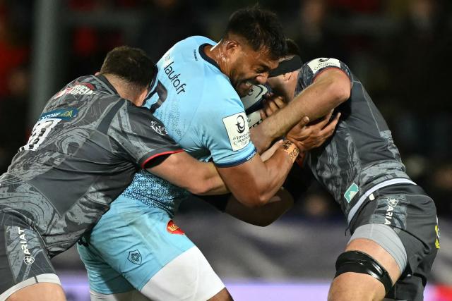 Castres' Abraham Papalii is tackled during the European Rugby Champions Cup pool 2 rugby union match between Gloucester and Castres Olympique at the Kingsholm Stadium in Gloucester on December 7, 2025 (Photo by JUSTIN TALLIS / AFP)