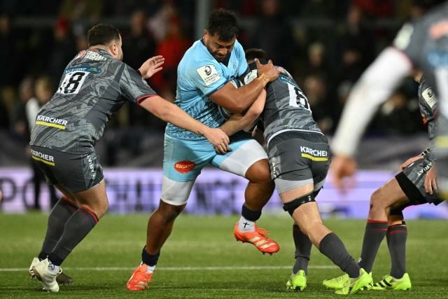 Castres' Abraham Papalii is tackled during the European Rugby Champions Cup pool 2 rugby union match between Gloucester and Castres Olympique at the Kingsholm Stadium in Gloucester on December 7, 2025 (Photo by JUSTIN TALLIS / AFP)