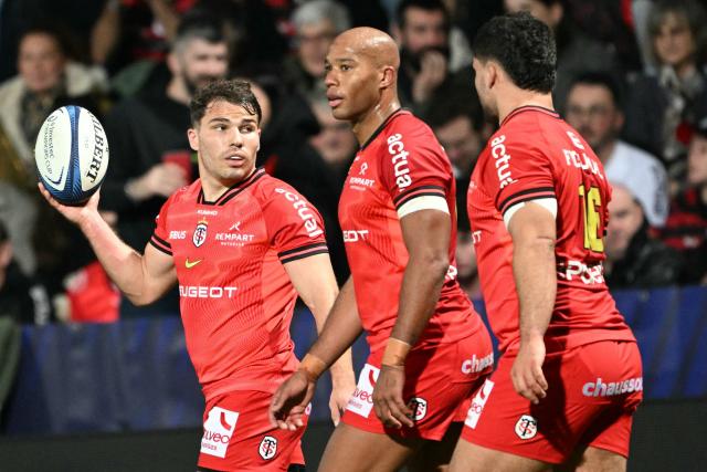 Toulouse’s French scrum-half Antoine Dupont (L) holds the ball during the European Rugby Champions Cup rugby union match between Stade Toulousain Rugby (FRA) and the Hollywoodbets Sharks (RSA) at the Ernest Wallon stadium in Toulouse, southwestern France, on December 7, 2025. (Photo by Lionel BONAVENTURE / AFP)
