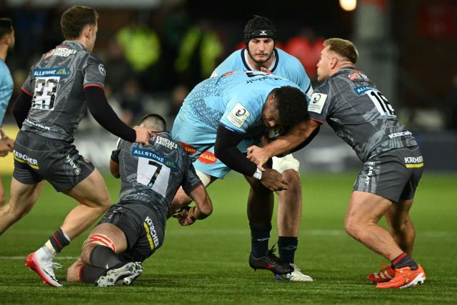 Castres' Atunaisa Sokobale (C) is tackled by Gloucester's English flanker Lewis Ludlow (2L) and Gloucester's Ciaran Knight (R) during the European Rugby Champions Cup pool 2 rugby union match between Gloucester and Castres Olympique at the Kingsholm Stadium in Gloucester on December 7, 2025 (Photo by JUSTIN TALLIS / AFP)