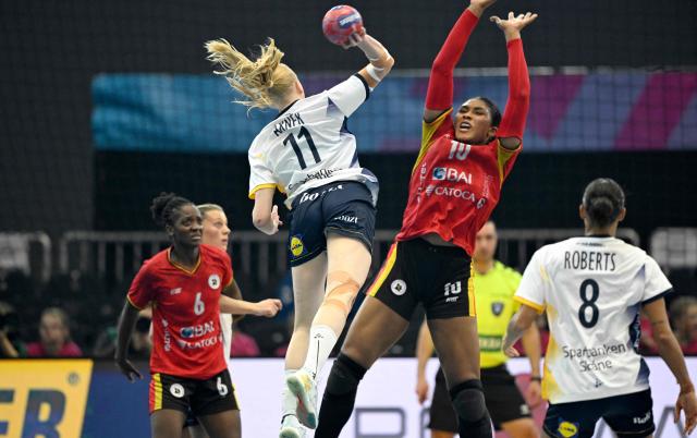 Sweden's left back #11 Tyra Axner (2nd L) scores against Angola's pivot #10 Albertina Kassoma (2nd R) during the Group IV main round match between Angola and Sweden of the IHF Women's Handball World Championship in Dortmund, western Germany on December 7, 2025. (Photo by Ina FASSBENDER / AFP)