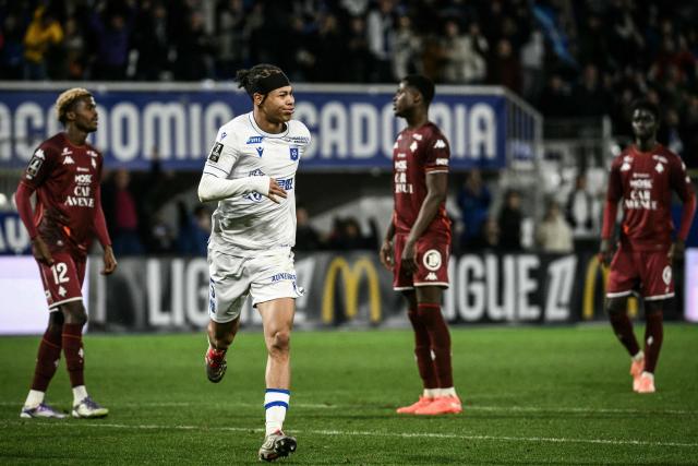 Auxerre's French midfielder #05 Kevin Danois (2ndL) celebrates scoring his team's third goal during the French L1 football match between AJ Auxerre and Metz at the Stade de l'Abbe-Deschamps stadium in Auxerre, central France, on December 7, 2025. (Photo by ARNAUD FINISTRE / AFP)