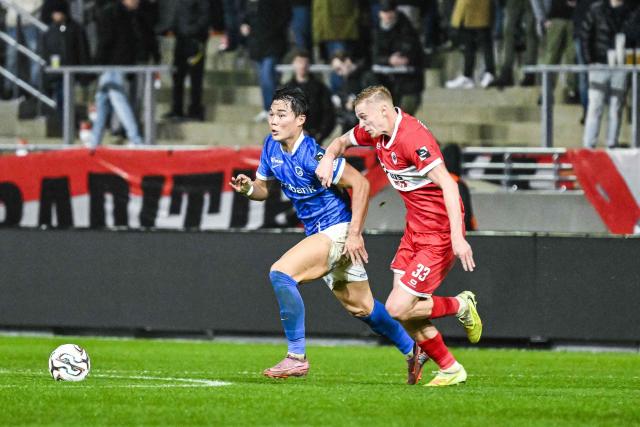 Genk's Hyeon-Gyu Oh and (L) and Antwerp's Zeno Van Den Bosch fight for the ball during the  Belgian "Pro League" First Division football match between  Royal Antwerp FC and KRC Genk in Antwerp on December 7, 2025. (Photo by Tom Goyvaerts / Belga / AFP) / Belgium OUT