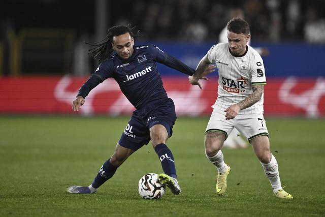Zulte Waregem's British defender Emran Soglo (L) and OH Leuven's Belgian-French forward #07 Thibaud Verlinden fight for the ball during the Belgian 'Pro League' football match between Oud-Heverlee Leuven and Zulte Waregem in Leuven on December 7, 2025. (Photo by Johan Eyckens / Belga / AFP) / Belgium OUT