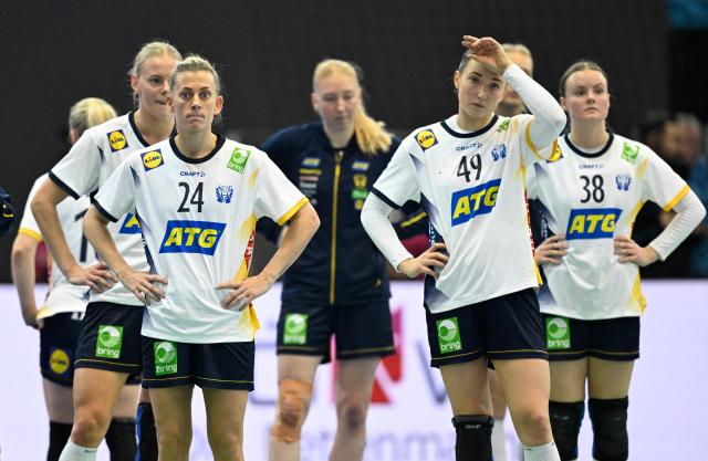 Sweden's right wing #24 Nathalie Hagman (L), Sweden's pivot #49 Olivia Lofqvist (2nd R) and Sweden's wing #38 Elin Hansson (R) react after the Group IV main round match between Angola and Sweden of the IHF Women's Handball World Championship in Dortmund, western Germany on December 7, 2025. (Photo by Ina FASSBENDER / AFP)