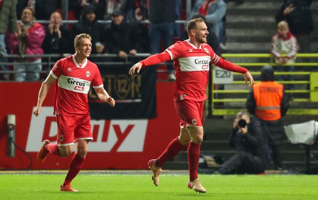 Antwerp's Vincent Janssen (R) celebrates after scoring during the  Belgian "Pro League" First Division football match between  Royal Antwerp FC and KRC Genk in Antwerp on December 7, 2025. (Photo by VIRGINIE LEFOUR / Belga / AFP) / Belgium OUT