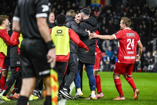 Antwerp's Vincent Janssen (C) celebrates with teammates after scoring during the  Belgian "Pro League" First Division football match between  Royal Antwerp FC and KRC Genk in Antwerp on December 7, 2025. (Photo by Tom Goyvaerts / Belga / AFP) / Belgium OUT