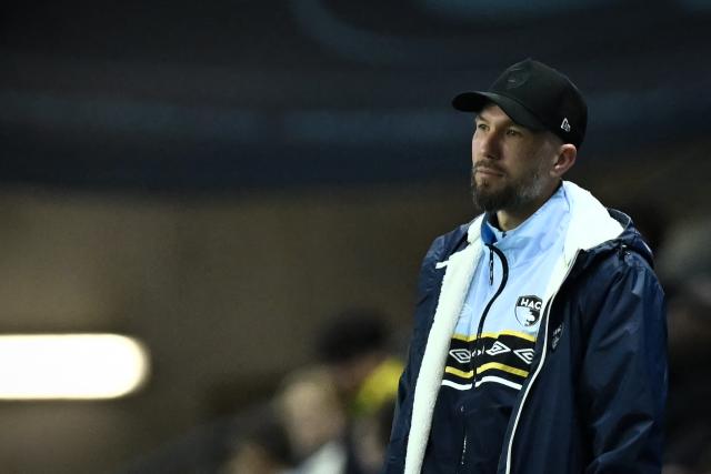 Le Havre’s French headcoach Didier Digard looks on during the French L1 football match between Le Havre AC and Paris FC at the Oceane stadium in Le Havre, north-western France, on December 7, 2025. (Photo by Lou BENOIST / AFP)