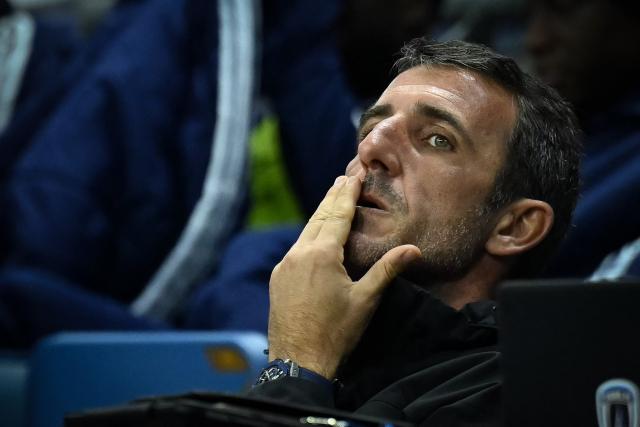Paris Fc’s French coach Mickael Boully waits for the start of the French L1 football match between Le Havre AC and Paris FC at the Oceane stadium in Le Havre, north-western France, on December 7, 2025. (Photo by Lou BENOIST / AFP)