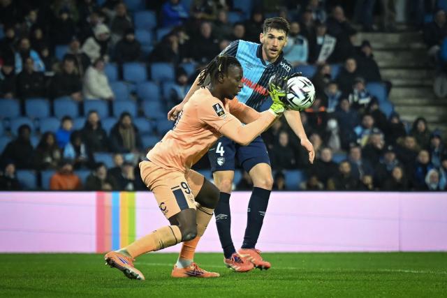 Le Havre’s Senegalese goalkeeper #99 Mory Diaw  makes a save during the French L1 football match between Le Havre AC and Paris FC at the Oceane stadium in Le Havre, north-western France, on December 7, 2025. (Photo by Lou BENOIST / AFP)