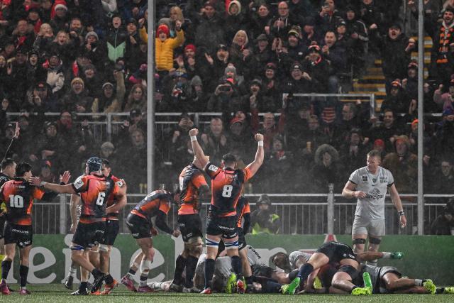 Teammates celebrate as Edinburgh Rugby's South African prop Boan Venter scores a try during the European Rugby Champions Cup pool 2 rugby union match between Edinburgh and Toulon at the Hive Stadium in Edinburgh on December 7, 2025 (Photo by ANDY BUCHANAN / AFP)