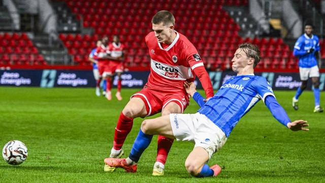 Antwerp's Belgian forward #79 Gerard Vandeplas (L) and Genk's Belgian defender #06 Matte Smets fight for the ball during the Belgian "Pro League" First Division football match between Royal Antwerp FC and KRC Genk in Antwerp on December 7, 2025. (Photo by Tom Goyvaerts / Belga / AFP) / Belgium OUT