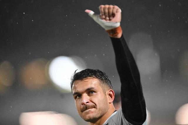 Toulon's French flanker Esteban Abadie gestures to fans at the end of the European Rugby Champions Cup pool 2 rugby union match between Edinburgh and Toulon at the Hive Stadium in Edinburgh on December 7, 2025 (Photo by ANDY BUCHANAN / AFP)