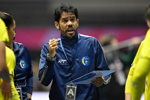 Brazil's coach Cristiano Silva speaks to the team during the Group IV main round match between Norway and Brazil of the IHF Women's Handball World Championship in Dortmund, western Germany on December 7, 2025. (Photo by INA FASSBENDER / AFP)