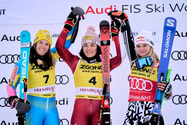 First-place winner Austria's Julia Scheib (C), second-place winner Sweden's Sara Hector (L) and third-place winner New Zealand's Alice Robinson (R) celebrate during the victory ceremony for the Women's Giant Slalom event of the FIS Alpine Skiing World Cup in Mont-Tremblant, Quebec, Canada, on December 7, 2025. (Photo by Geoff Robins / AFP)