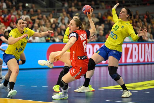 Norway's pivot #15 Vilde Ingstad (C) throws the ball during the Group IV main round match between Norway and Brazil of the IHF Women's Handball World Championship in Dortmund, western Germany on December 7, 2025. (Photo by INA FASSBENDER / AFP)