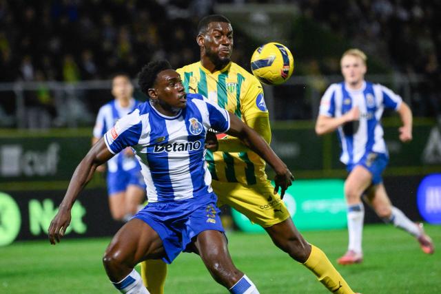 FC Porto's Spanish forward #09 Samuel Omorodion (L) vies for the ball with Tondela's Colombian defender B . Medina during the Portuguese League football match between between CD Tondela and FC Porto at at the Joao Cardoso stadium in Tondela on December 7, 2025. (Photo by Miguel RIOPA / AFP)