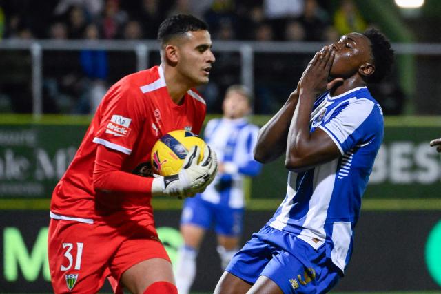 FC Porto's Spanish forward #09 Samuel Omorodion (R) reacts next to Tondela's Brazilian goalkeeper #31 Bernardo Fontes after missing a chance to score during the Portuguese League football match between between CD Tondela and FC Porto at at the Joao Cardoso stadium in Tondela on December 7, 2025. (Photo by Miguel RIOPA / AFP)