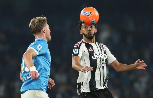Juventus' English defender #06 Lloyd Kelly fights for the ball with Napoli's Danish forward #19 Rasmus Hojlund during the Italian Serie A football match between SSC Napoli and Juventus FC at the Diego Armando Maradona Stadium in Naples, on December 7, 2025. (Photo by CARLO HERMANN / AFP)