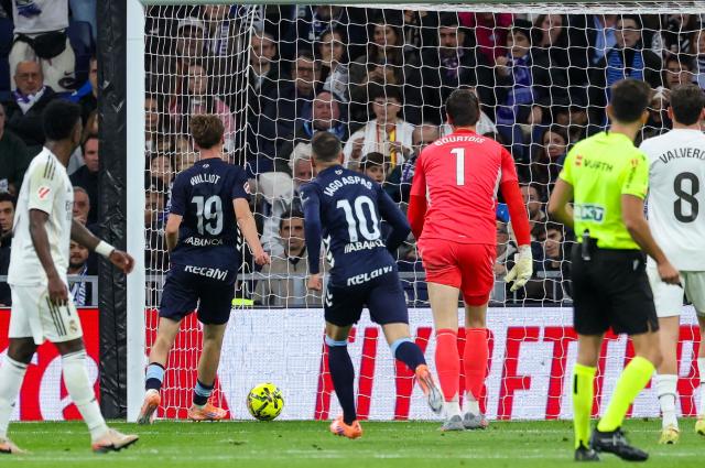 Celta Vigo's Swedish forward #19 Williot Swedberg (L) scores his team's second goal during the Spanish league football match between Real Madrid CF and RC Celta de Vigo at the Santiago Bernabeu Stadium in Madrid on December 7, 2025. (Photo by Thomas COEX / AFP)