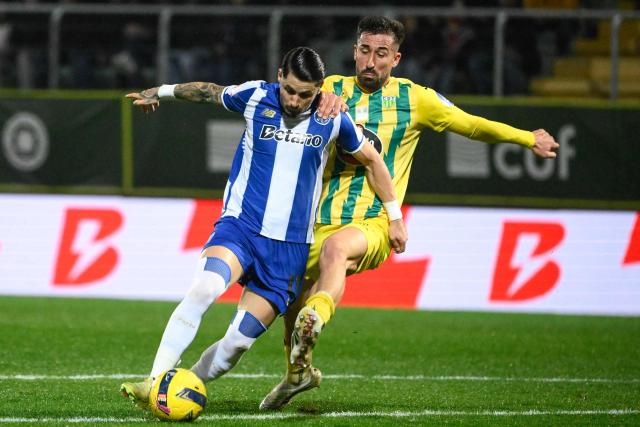 FC Porto's Spanish forward #17 Borja Sainz (L) vies for the ball with Tondela's Portuguese midfielder #06 Andre Ceitil during the Portuguese League football match between between CD Tondela and FC Porto at at the Joao Cardoso stadium in Tondela on December 7, 2025. (Photo by Miguel RIOPA / AFP)