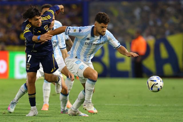 Boca Juniors' forward #07 Exequiel Zeballos and Racing's defender #03 Marco Di Cesare fight for the ball during the Argentine Professional Football League 2025 Clausura Tournament semifinal match between Boca Juniors and Racing at La Bombonera Stadium in Buenos Aires on December 7, 2025. (Photo by ALEJANDRO PAGNI / AFP)