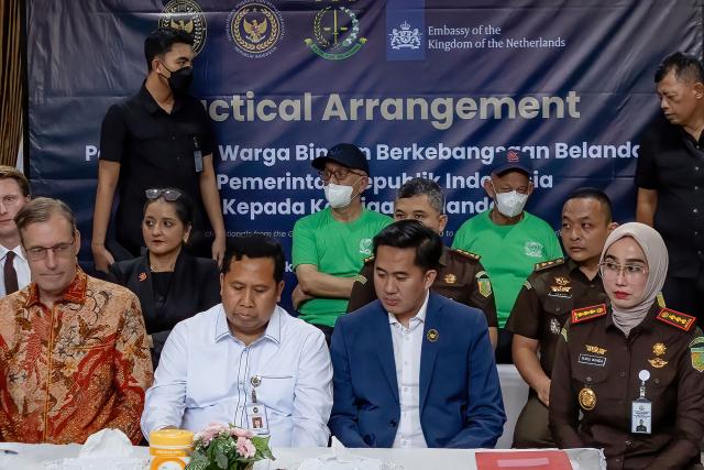Dutch drug convicts Siegfried Mets (centre, R), 74, and Ali Tokman (centre, L), 65, attend a press conference at Cipinang Prison in Jakarta on December 8, 2025, during their release for repatriation to the Netherlands on humanitarian grounds. Mets, who was sentenced to death in Indonesia 17 years ago for drug trafficking, was released from a Jakarta prison on December 8. He was due to fly home later on December 8, accompanied by fellow Dutch inmate Tokman who was serving a life sentence for a similar offence and also was granted a reprieve. (Photo by ADITYA AJI / AFP)