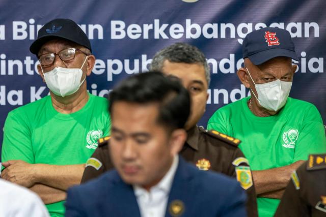 Dutch drug convicts Siegfried Mets (R), 74, and Ali Tokman (L), 65, attend a press conference at Cipinang Prison in Jakarta on December 8, 2025, during their release for repatriation to the Netherlands on humanitarian grounds. Mets, who was sentenced to death in Indonesia 17 years ago for drug trafficking, was released from a Jakarta prison on December 8. He was due to fly home later on December 8, accompanied by fellow Dutch inmate Tokman who was serving a life sentence for a similar offence and also was granted a reprieve. (Photo by ADITYA AJI / AFP)