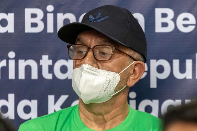 Dutch drug convict Ali Tokman, 65, attends a press conference at Cipinang Prison in Jakarta on December 8, 2025, during his release for repatriation to the Netherlands on humanitarian grounds. Tokman, who was serving a life sentence for drug trafficking, was due to fly home later on December 8 accompanied by fellow Dutch inmate Siegfried Mets, 74,  who was sentenced to death in Indonesia 17 years ago for a similar offence and also was granted a reprieve. (Photo by ADITYA AJI / AFP)