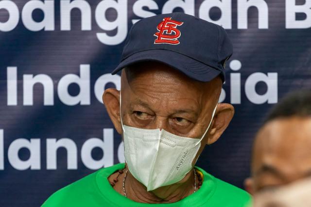 TOPSHOT - Dutch national Siegfried Mets, 74, attends a press conference at Cipinang Prison in Jakarta, on December 8, 2025, during his release for repatriation to the Netherlands on humanitarian grounds after he was sentenced to death in Indonesia 17 years ago for drug trafficking. Mets walked out of Cipinang prison and headed to SoekarnoHatta International Airport, Indonesian law and human rights official Ahmad Usmarwi Kaffah confirmed. Mets was due to fly home later on December 8, accompanied by fellow Dutch inmate Ali Tokman, 65, who was serving a life sentence for a similar offence and also was granted a reprieve. (Photo by ADITYA AJI / AFP)