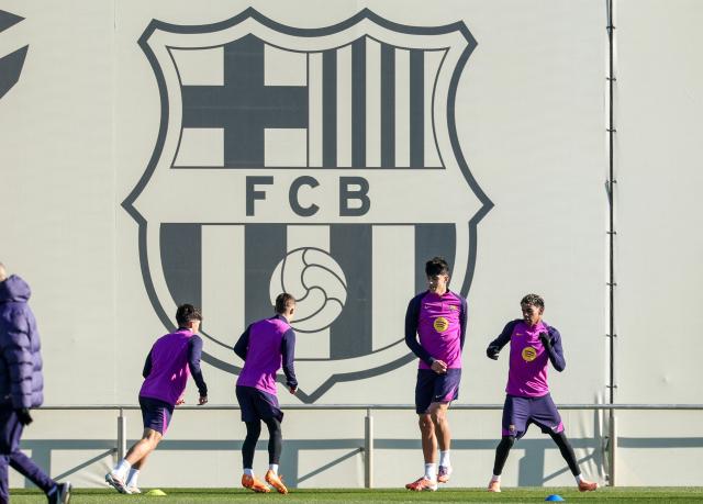 Barcelona's Spanish forward #10 Lamine Yamal (R) and teammates attend a training session on the eve of the UEFA Champions League league phase day 6 football match between FC Barcelona and Eintracht Frankfurt at the Joan Gamper training ground in Sant Joan Despi, near Barcelona, on December 8, 2025. (Photo by Lluis GENE / AFP)