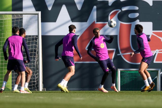 Barcelona's Spanish forward #10 Lamine Yamal (2R) goes through his paces with teammates during a training session on the eve of the UEFA Champions League league phase day 6 football match between FC Barcelona and Eintracht Frankfurt at the Joan Gamper training ground in Sant Joan Despi, near Barcelona, on December 8, 2025. (Photo by Lluis GENE / AFP)